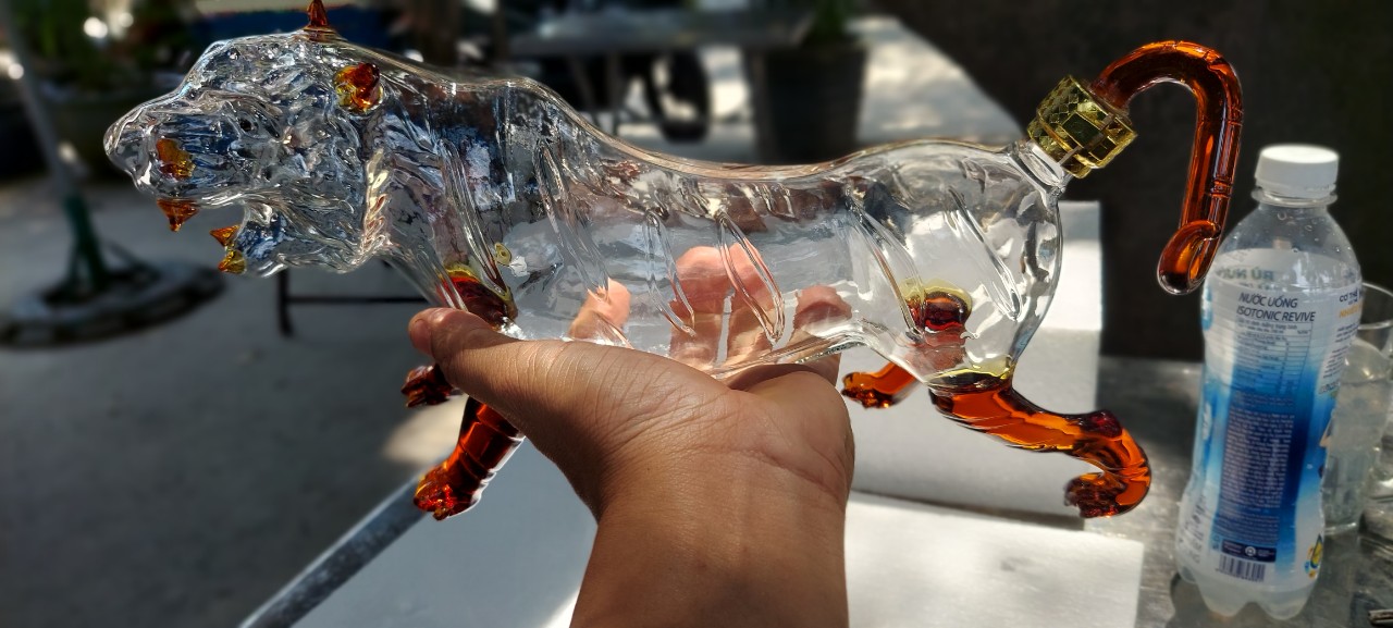 cọp_cầm_trên_tay